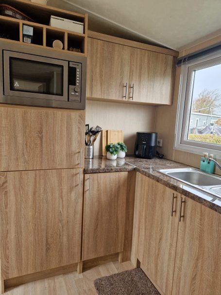 Küche mit Kühlschrank